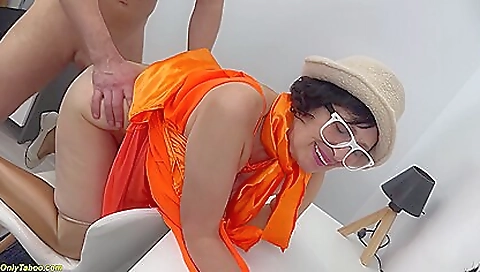 Grandma with a hairy body going to have a deepthroat